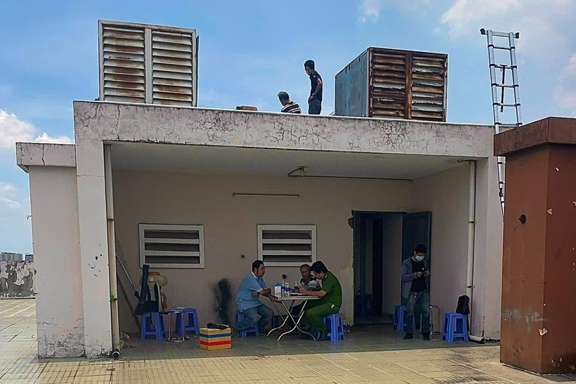 Công an điều tra vụ phát hiện thi thể nam thanh niên trên sân thượng chung cư ở quận Gò Vấp. (Ảnh: Dân trí)