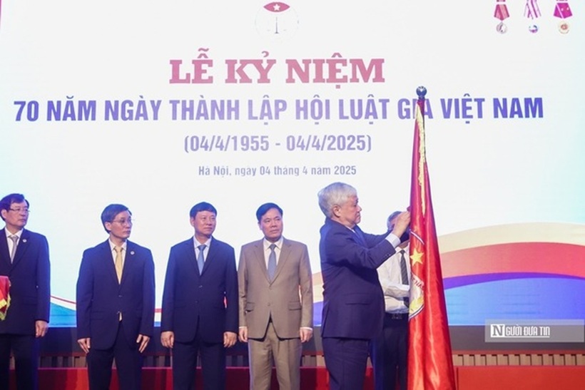 Đồng chí Đỗ Văn Chiến - Ủy viên Bộ Chính trị, Bí thư Trung ương Đảng, Bí thư Đảng ủy, Chủ tịch Ủy ban Trung ương Mặt trận Tổ quốc Việt Nam thay mặt lãnh đạo Đảng, Nhà nước trao tặng Huân chương Lao động hạng Nhất cho Hội Luật gia Việt Nam.