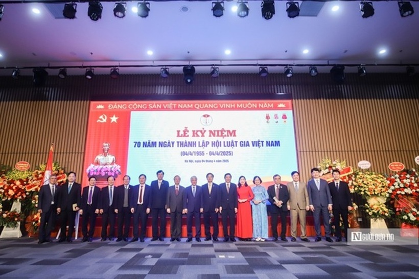 Các đại biểu chụp ảnh lưu niệm.