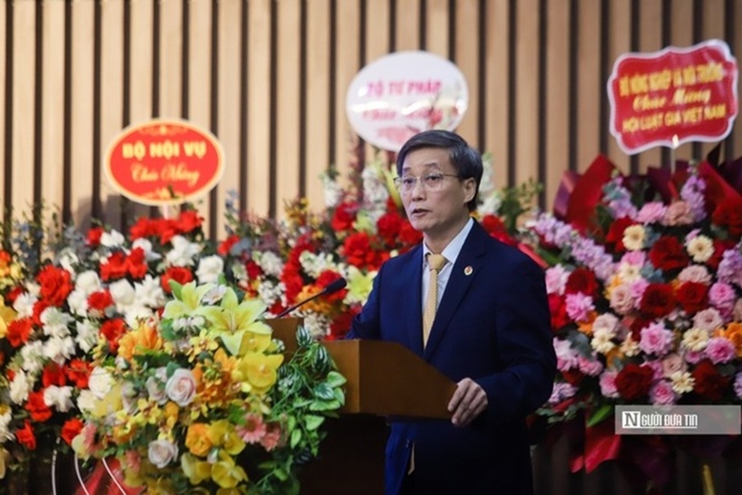 Bí thư Đảng ủy, Chủ tịch Hội Luật gia Việt Nam Nguyễn Khánh Ngọc đọc diễn văn tại buổi lễ (Ảnh: Hữu Thắng).