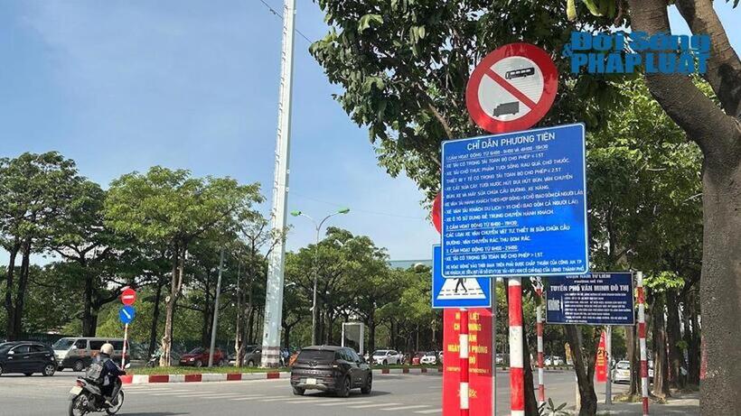 Biển chỉ dẫn được in quá nhiều chữ và cỡ chữ rất nhỏ gây khó cho người tham gia giao thông