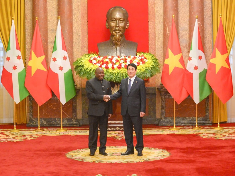 Chủ tịch nước Lương Cường và Tổng thống Burundi Évariste Ndayishimiye chụp ảnh lưu niệm.