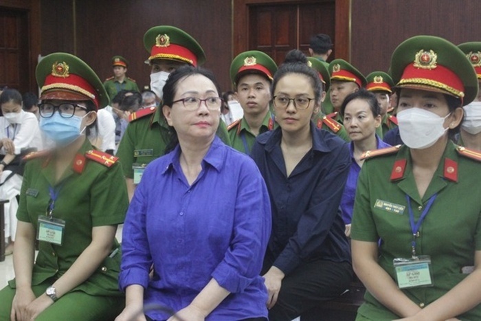 Bị cáo Trương Huệ Vân (ngồi phía sau Trương Mỹ Lan) mong tòa xem xét giảm án cho các bị cáo liên quan trong vụ án.