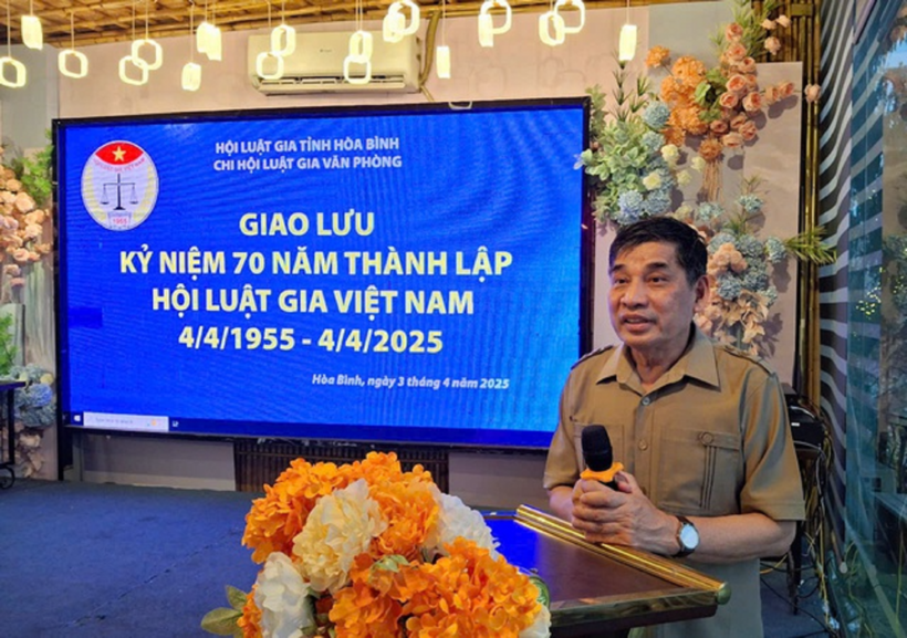 Luật gia Quách Đình Minh - Uỷ viên Ban chấp hành Hội Luật gia Việt Nam, Chủ tịch Hội Luật gia tỉnh Hoà Bình đến dự và phát biểu tại buổi gặp mặt.