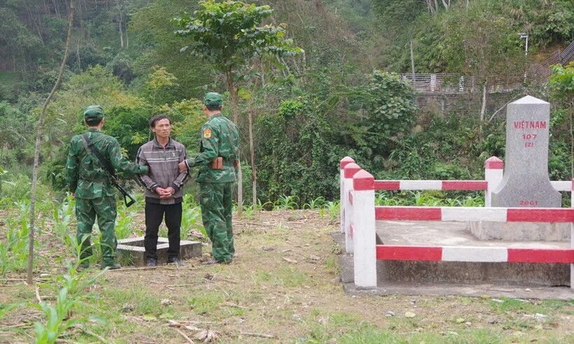 Đối tượng Hảng Seo Dín thực nghiệm hiện trường tại khu vực cột mốc 107.