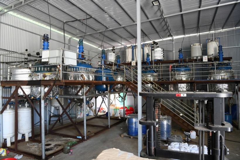 Cận cảnh hệ thống sản xuất ma túy tại xưởng của Minh (Ảnh: Cục C04/Dân Trí)