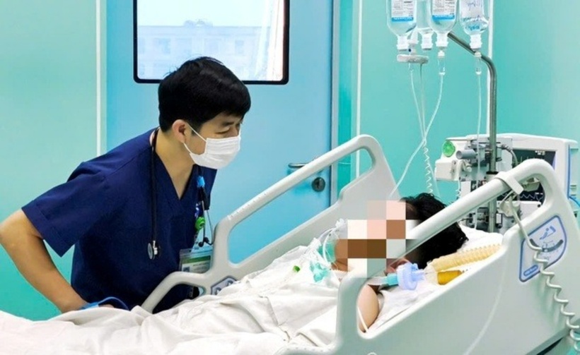 Người bạn cùng phòng phát hiện nam thanh niên trong trạng thái lơ mơ, không phản ứng khi được hỏi nên đã đưa anh ta đến bệnh viện ngay lập tức. Ảnh: Người Lao Động.