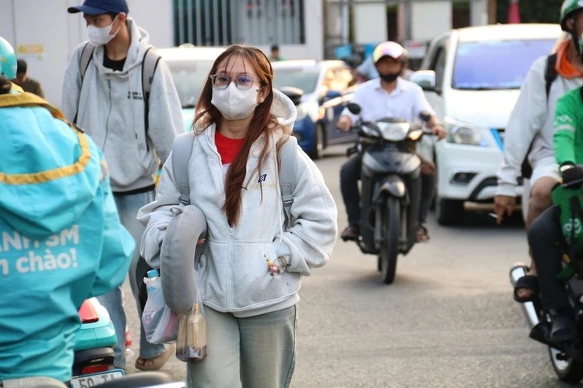 Do nghỉ lễ dài ngày, nên nhiều người tranh thủ về quê hoặc đi du lịch sớm. Ảnh: PLO.