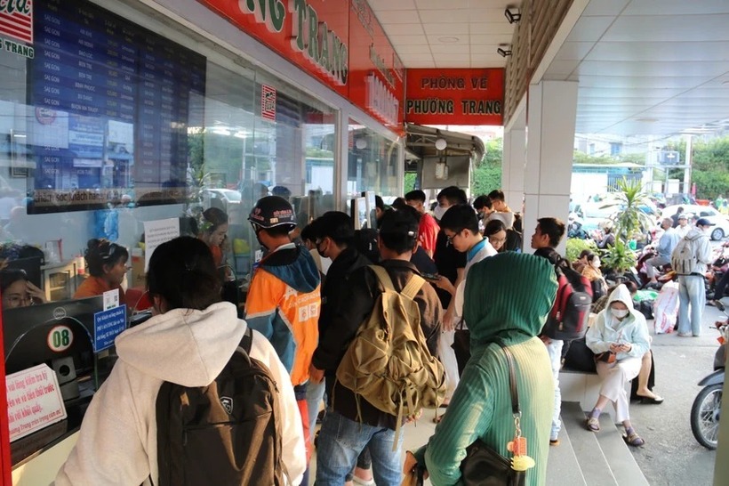 Khu vực trước bến xe, quầy bán vé, khu vực phòng chờ... đã rất đông hành khách đổ về. Ảnh: PLO.