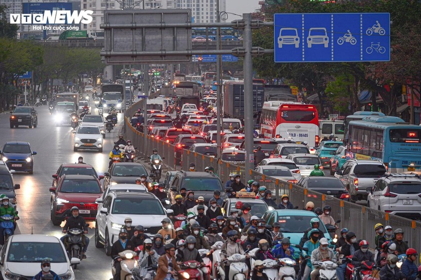 Không khí tại các cửa ngõ Thủ đô cũng trở nên ngột ngạt. Ảnh: VTC News.