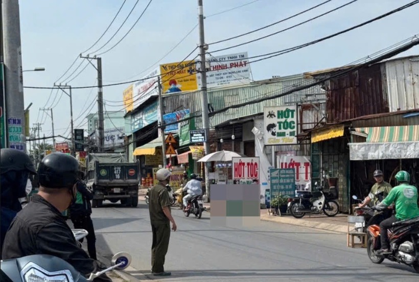 Người đàn ông tử vong với tư thế ngồi gục mặt trên đường. Ảnh: Vietnamnet.