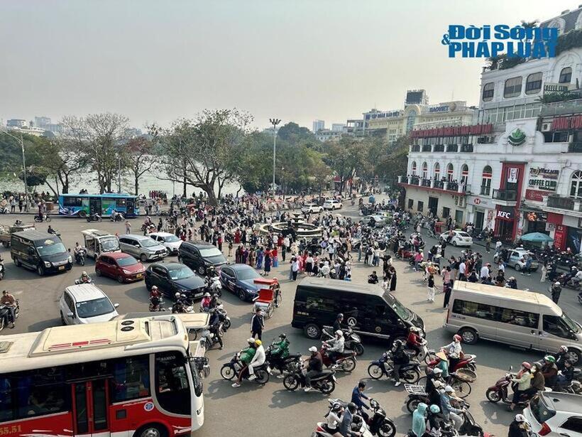 Dòng người đổ về khu vực Quảng trường Đông Kinh Nghĩa Thục (quận Hoàn Kiếm, TP.Hà Nội) để check-in với toà nhà "Hàm cá mập"