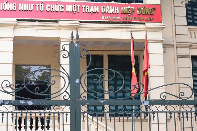 Treo cờ rủ tưởng nhớ nguyên Chủ tịch Lào Khamtay Siphandone - 10