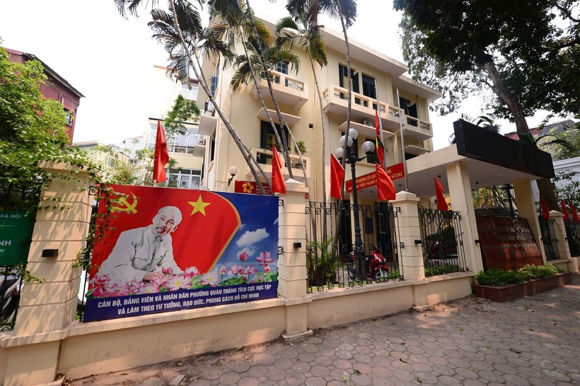 Cờ rủ trụ sở Đảng ủy - UBND - Ủy ban MTTQ phường Quán Thánh.