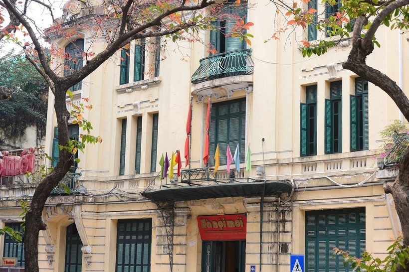 Trụ sở Báo Hà Nội mới treo cờ rủ tưởng nhớ nguyên Chủ tịch nước CHDCND Lào Khamtay Siphandone.