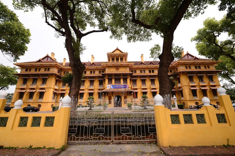 Hình ảnh lá cờ Tổ quốc cùng dải băng đen được kéo lên tại trụ sở Bộ Ngoại giao.