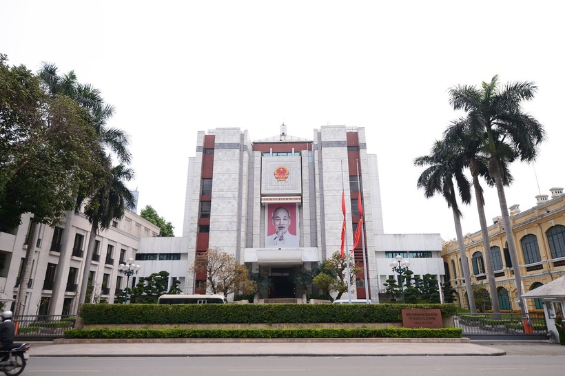 Hình ảnh lá cờ rủ treo tại trụ sở Ủy ban nhân dân thành phố Hà Nội.