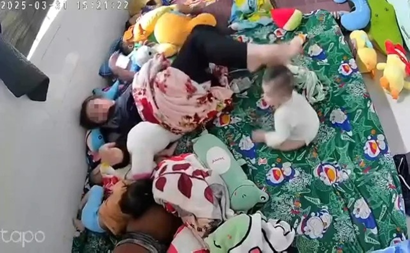 Hình ảnh bảo mẫu bạo hành trẻ tại cơ sở giữ trẻ của bà Nguyễn Thị Huỳnh Tuyền. (Ảnh: Pháp luật TP.HCM)