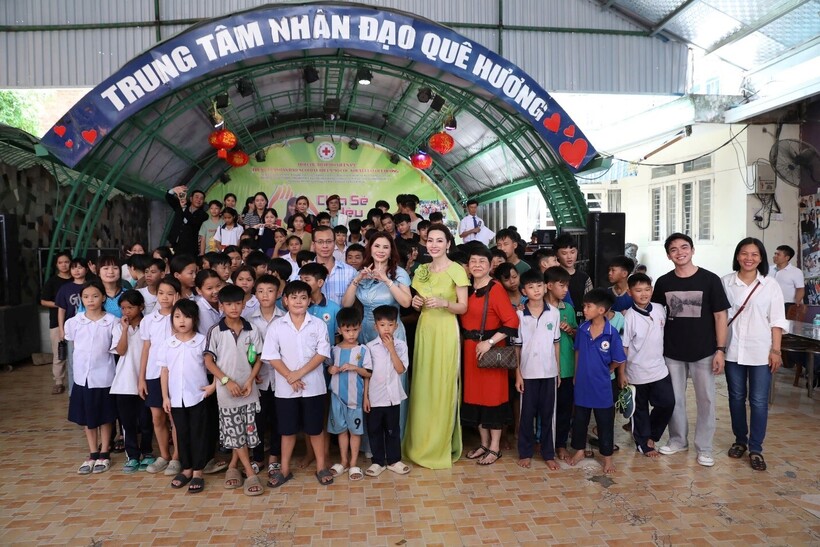 Sau đăng quang, Hoa hậu Diễm Giang ngày càng tích cực hoạt động thiện nguyện - 1