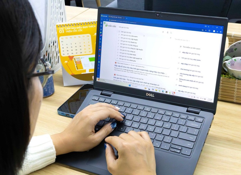 Dữ liệu tìm kiếm ghi nhận mức tăng 162% đối với các từ khóa liên quan đến “sát nhập bộ”, “giảm bộ”, “tinh gọn bộ máy”. Ảnh minh họa: Báo Tin Tức