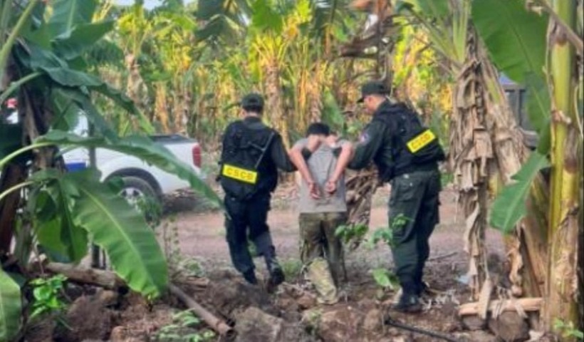Lực lượng công an dẫn giải đối tượng Hùng về trụ sở làm việc. Ảnh: VietNamNet.