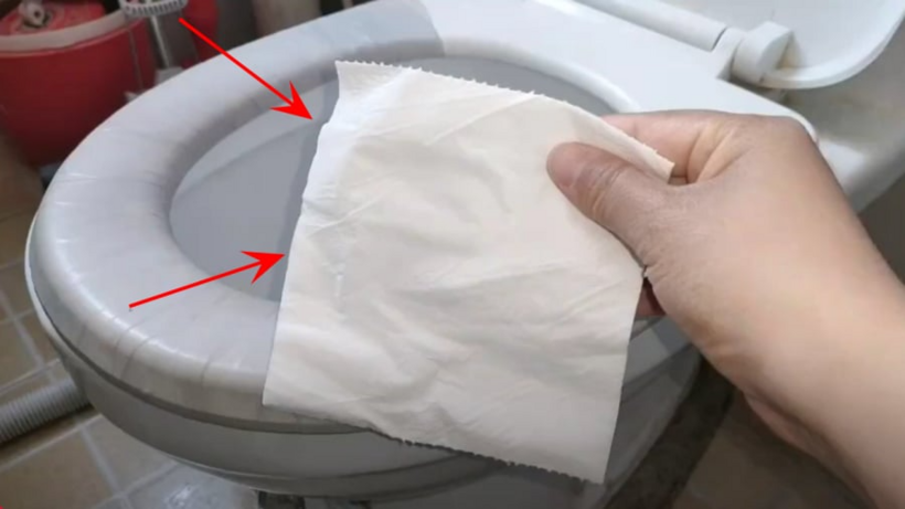 Việc bỏ mẩu giấy vào bồn cầu trước khi đi vệ sinh sẽ giúp bạn giải quyết một số vấn đề