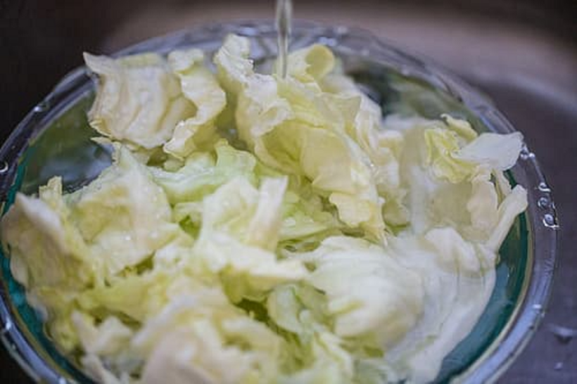 Rửa rau giúp loại bỏ thuốc trừ sâu, chất bẩn.