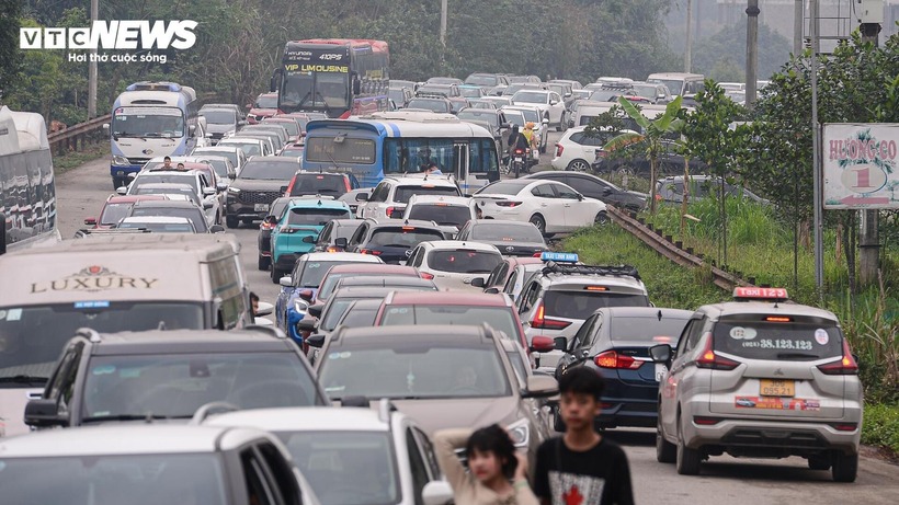 Theo VTC News, sáng 6/4, các tuyến đường dẫn vào Khu di tích lịch sử Đền Hùng ùn tắc kéo dài, nhiều du khách buộc phải bỏ xe, đi bộ hàng cây số để lễ Tổ, trẩy hội.