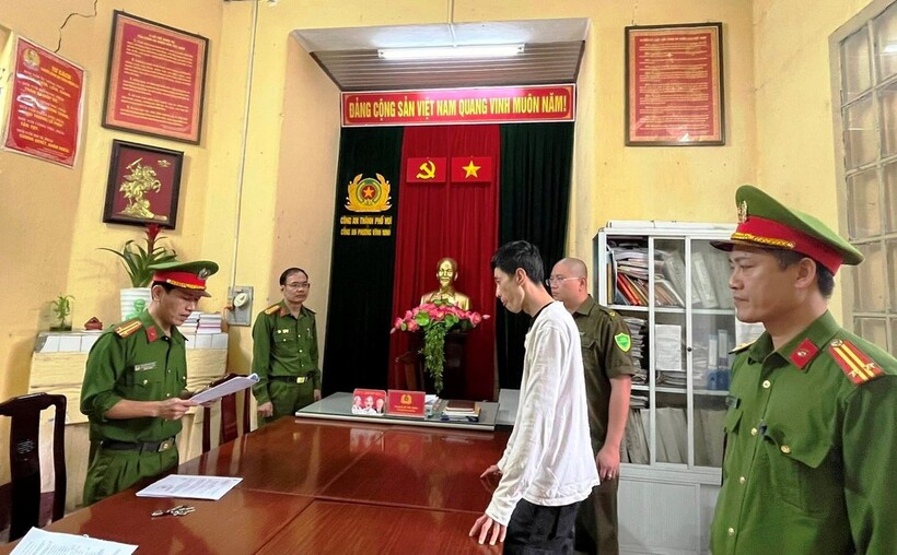 Đối tượng Hồ Văn Thành (áo trắng) gây ra hai vụ trộm xe máy tại Huế. (Ảnh: Cơ quan công an)
