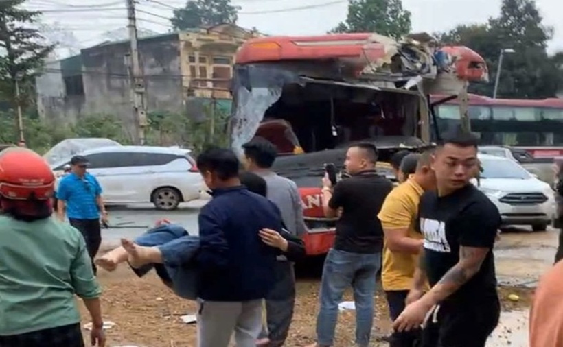 Người dân đưa một nạn nhân bị thương đi cấp cứu. (Ảnh: NLĐ)