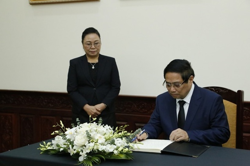Thủ tướng Phạm Minh Chính ghi sổ tang tưởng niệm đồng chí Khamtay Siphandone tại Đại sứ quán Lào tại Hà Nội, sáng 4/4.