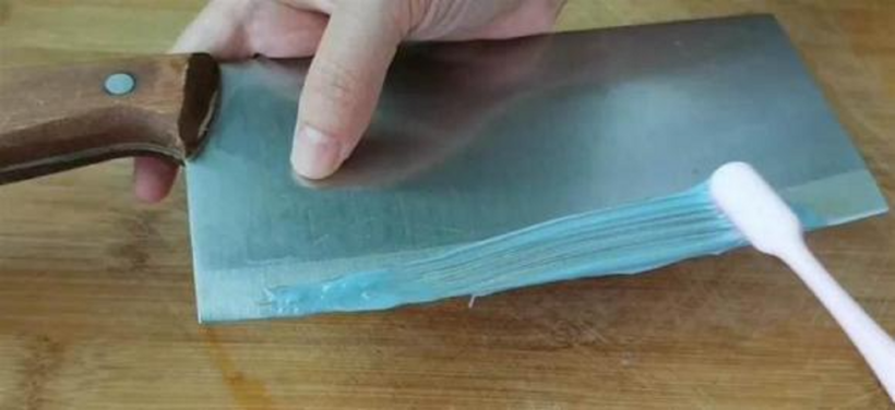 Bôi kem đánh răng lên lưỡi dao