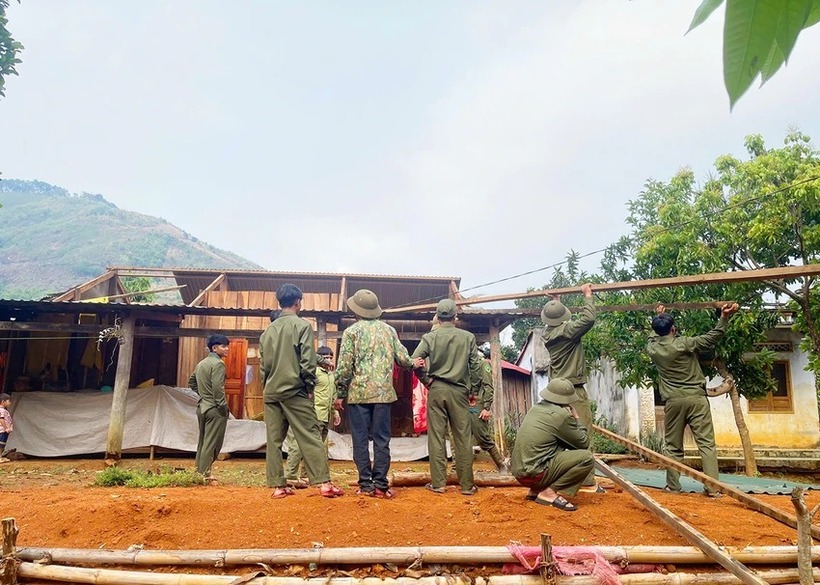 Nhiều nhà dân ở xã Đăk Na, huyện Tu Mơ Rông bị tốc mái do ảnh hưởng của mưa đá, kèm gió mạnh. (Ảnh: PLO)