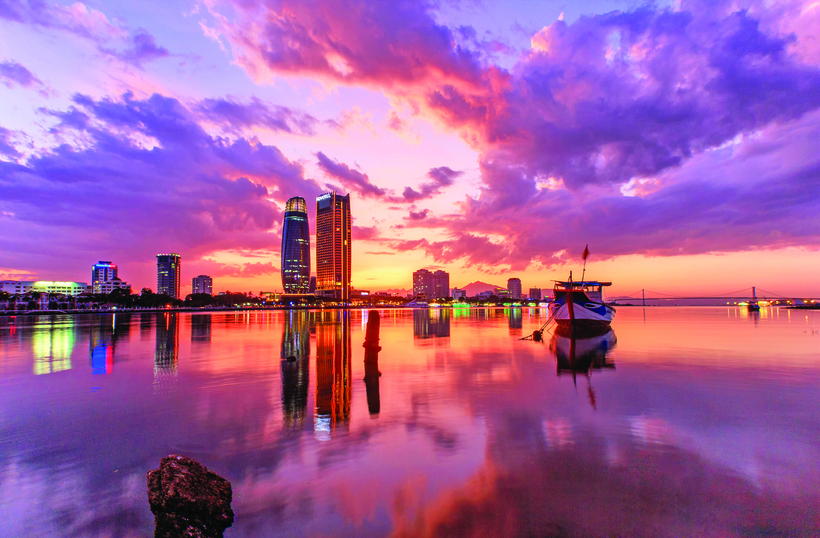 Sở hữu vị trí đắc địa bên bờ Tây sông Hàn, khách sạn Novotel liền kề với trung tâm hành chính của Đà Nẵng.
