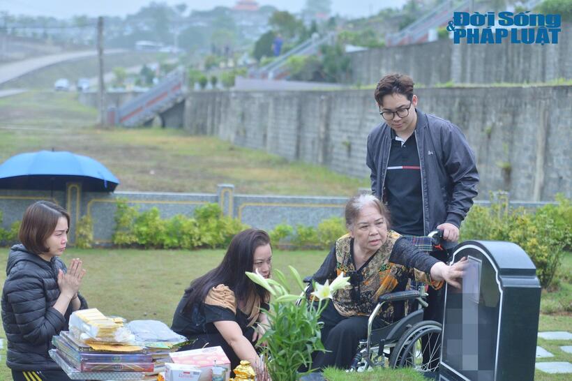 Người mẹ 80 tuổi không ngại đường xa đến "thăm con"