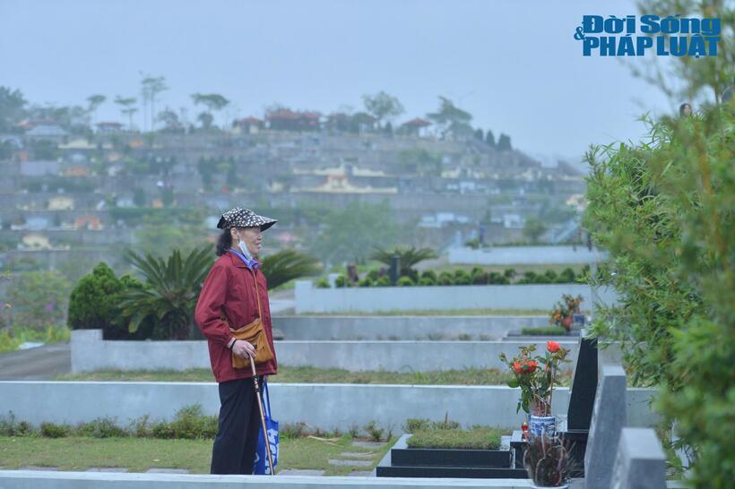 Mỗi lần lên thăm chồng, bà Điệp thủ thỉ mọi chuyện mong ông phù hộ cho gia đình, cháu nội