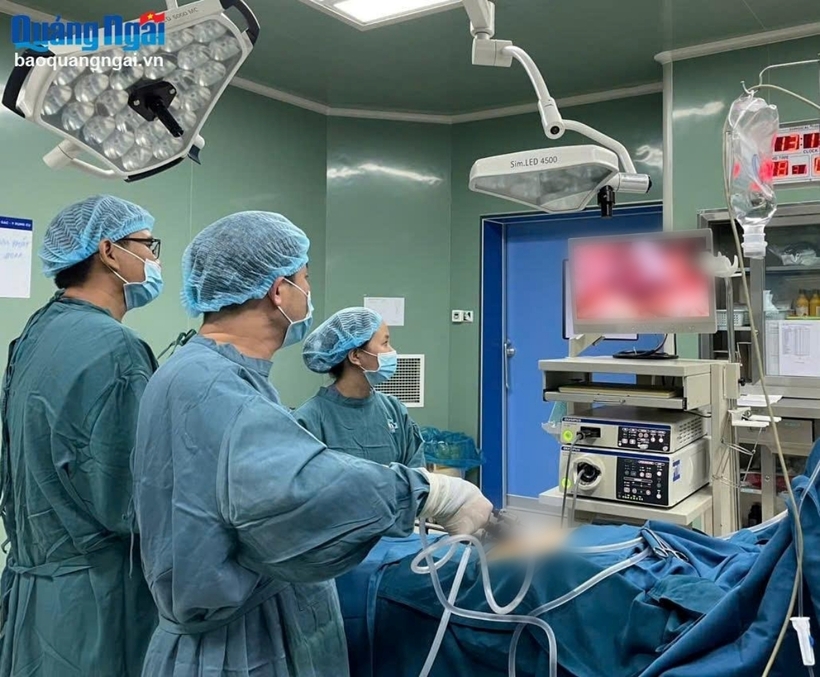 Các bác sĩ tiến hành phẫu thuật cho bệnh nhi. Ảnh: Báo Quảng Ngãi