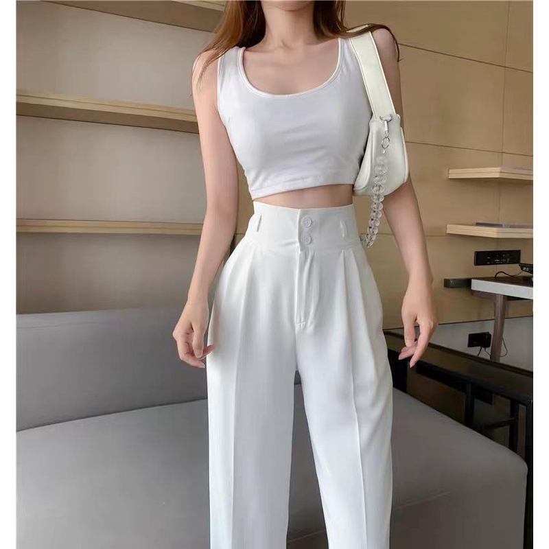 Quần cạp cao giúp tôn lên vòng eo và làm dáng người thêm gọn gàng.