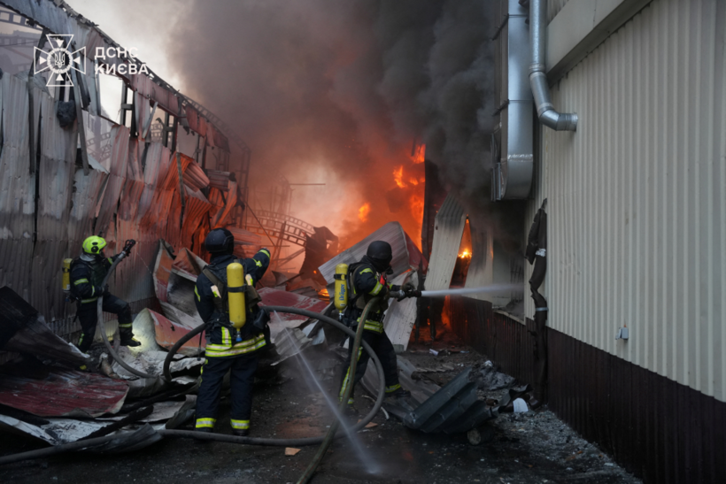 Lính cứu hỏa chữa cháy ở Kiev sau cuộc tập kích của Nga ngày 6/4. Ảnh: Reuters