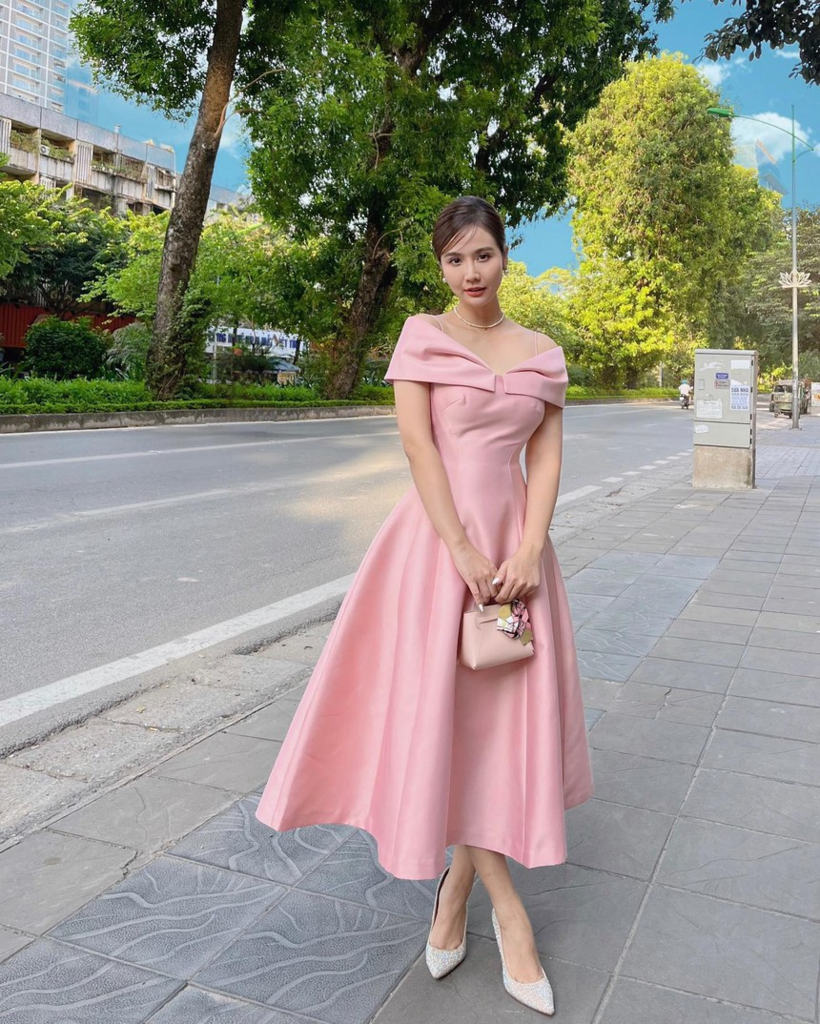 Váy màu pastel như xanh nhạt, hồng nhạt sẽ giúp các quý cô thêm phần tươi tắn
