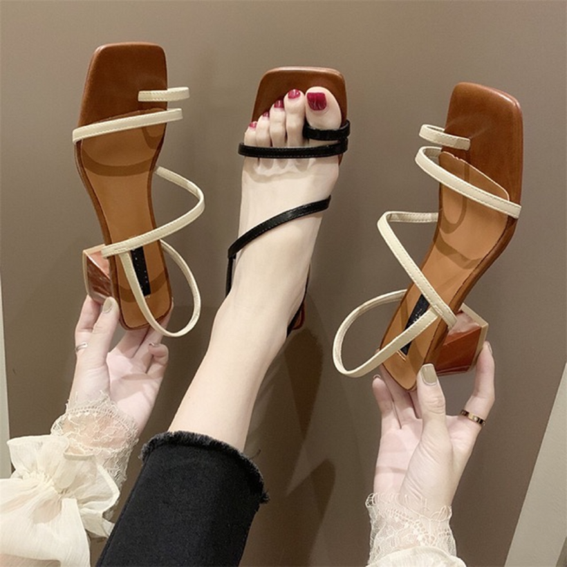 Những kiểu giày để lộ mu bàn chân giúp tôn dáng.