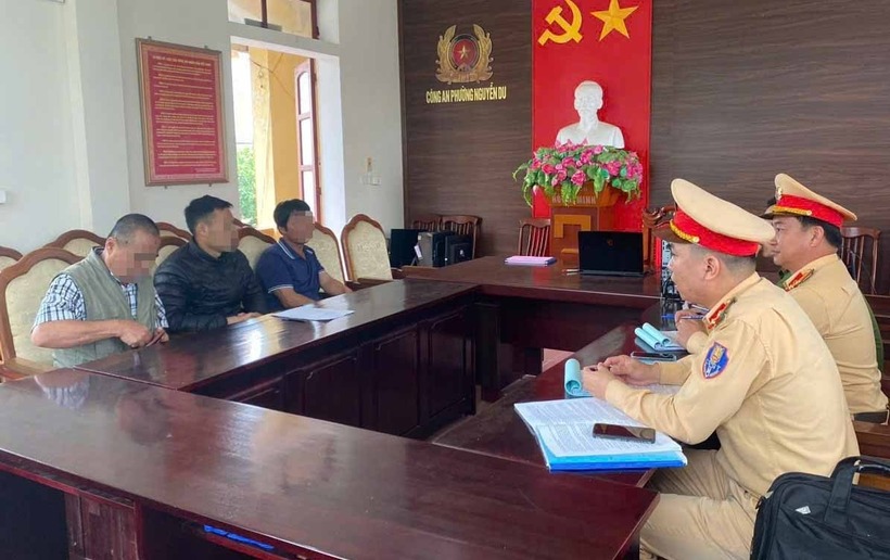 Công an làm việc với những người liên quan trong vụ việc. Ảnh: Báo Lao động.
