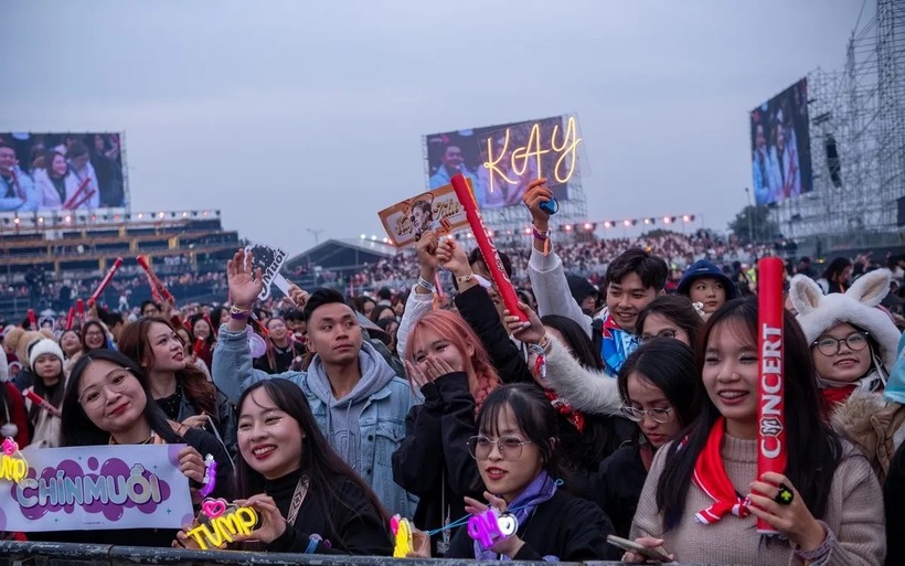 Khán giả hâm mộ tại concert 2 của Anh trai vượt ngàn chông gai. Ảnh: Thời báo VTV
