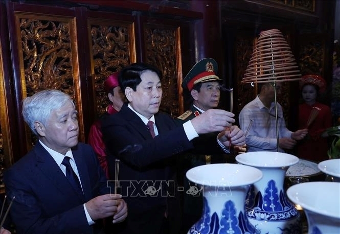 Chủ tịch nước Lương Cường cùng lãnh đạo Đảng, Nhà nước dâng hương tại Đền Thượng trong Khu di tích lịch sử Quốc gia đặc biệt Đền Hùng. Ảnh: Lâm Khánh/TTXVN
