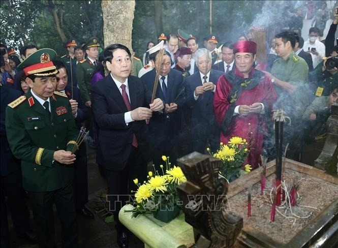 Chủ tịch nước Lương Cường dâng hương tại Lăng Vua Hùng. Ảnh: Lâm Khánh/TTXVN