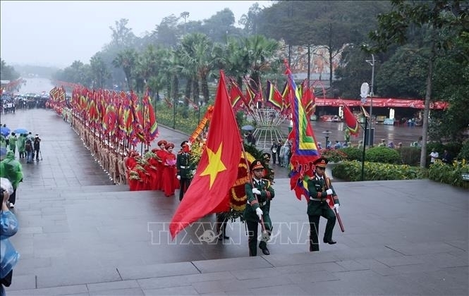 Chủ tịch nước Lương Cường lên núi Nghĩa Lĩnh dâng hương tưởng niệm các Vua Hùng - 2