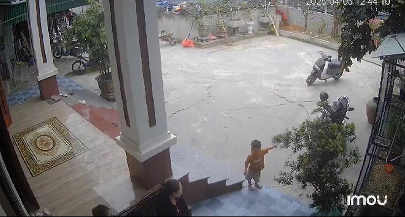 Khoảnh khắc bé trai 3 tuổi gọi người lớn cứu bạn rơi xuống hố sâu. Ảnh: Vietnamnet.