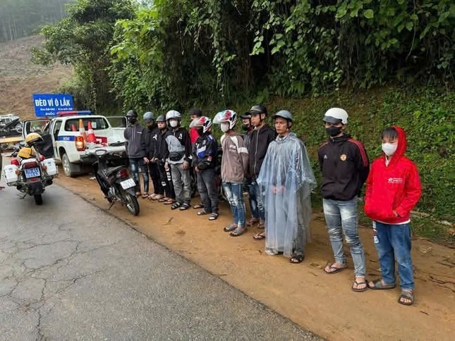 Nhóm thanh thiếu niên tụ tập "săn mây" trên đèo Vi Ô Lắk gây mất an ninh trật tự và an toàn giao thông. (Ảnh: Tiền phong)