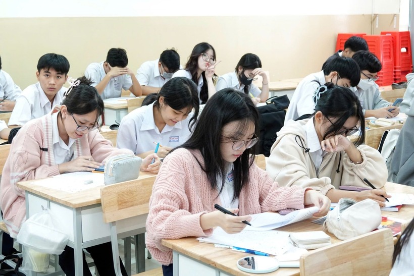 Sau khi có thông tin học sinh lớp 6-12 sẽ phải học 2 buổi/ngày, nhiều người ủng hộ nhưng cũng không ít người e ngại, tranh cãi cho rằng sẽ phát sinh các loại phí... Ảnh minh họa