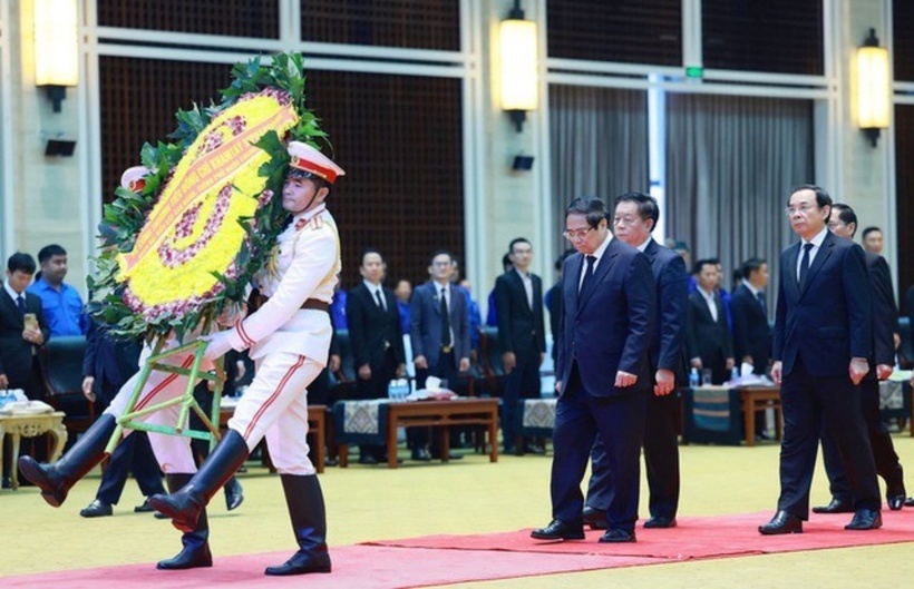 Thủ tướng Phạm Minh Chính viếng đồng chí Khamtay Siphandone. (Ảnh: VGP)